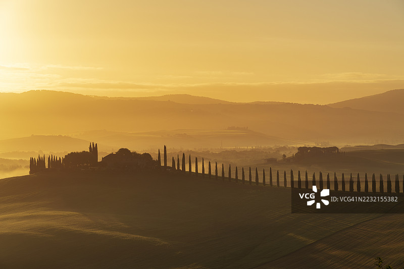 托斯卡纳，意大利日出时典型乡村风景的剪影图片素材