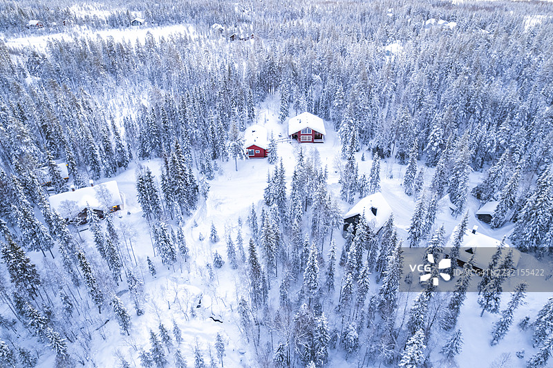 芬兰雪覆盖森林中的传统小屋，鸟瞰图图片素材