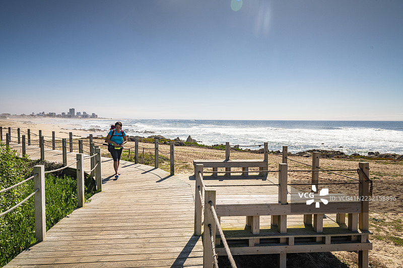 葡萄牙瓦尔津，海滩旁的人行道图片素材