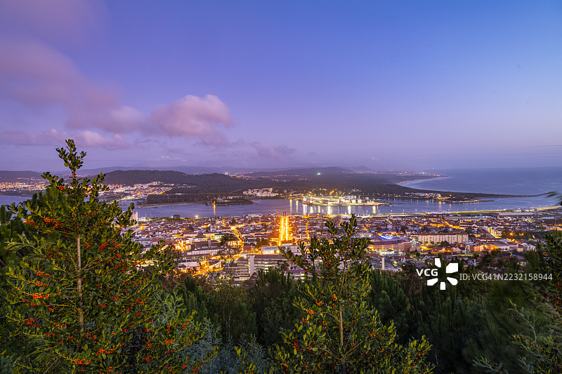 葡萄牙，从慈悲教堂俯瞰维亚纳堡的景色图片素材