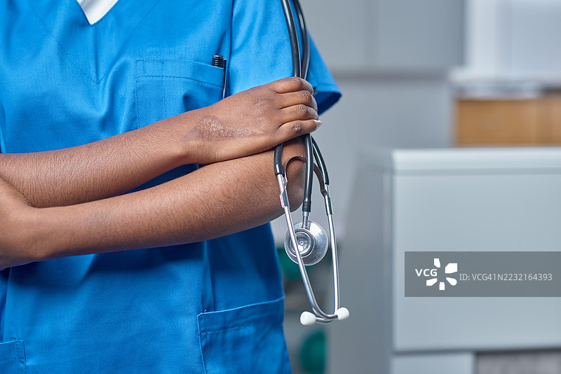 医疗接待员手持听诊器的医疗专业人员图片素材