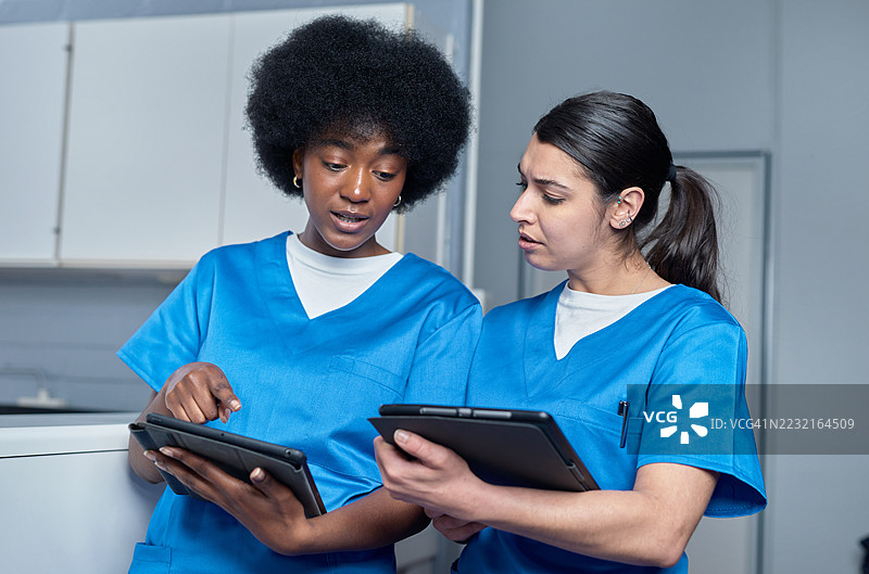 两名医疗专业人士在临床环境中使用数字平板电脑进行合作图片素材