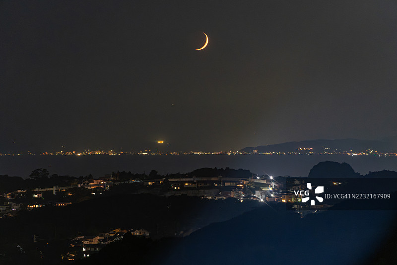日本神奈川海边住宅区的弯月图片素材