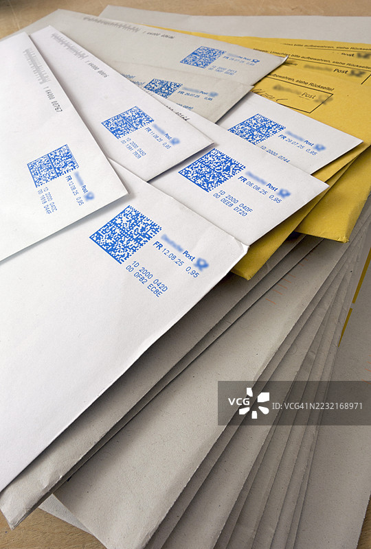 一堆带有截止日期和回复要求的政府文件图片素材