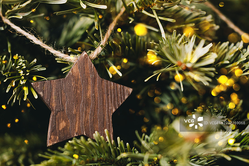圣诞树上的手工木制星星装饰品图片素材