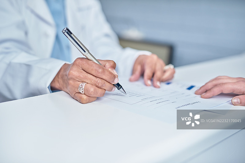 医疗专业人员在接待区处理文件和提供帮助图片素材