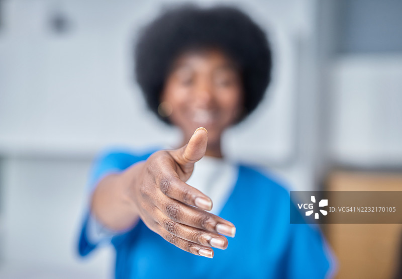 友好的医疗接待员伸出手来热情欢迎客人图片素材