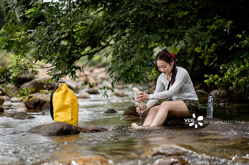 女人在探索大自然，似乎在享受她的户外冒险、徒步旅行和与自然的连接。图片素材