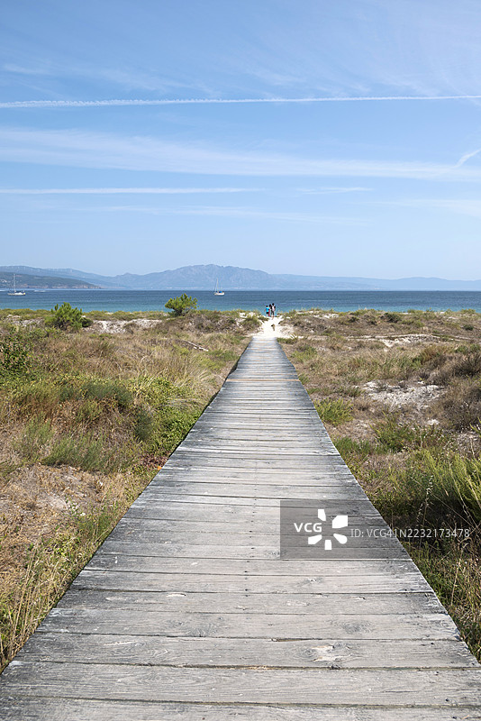 通往西班牙加利西亚芬斯特雷的朗戈斯特拉海滩的木栈道图片素材