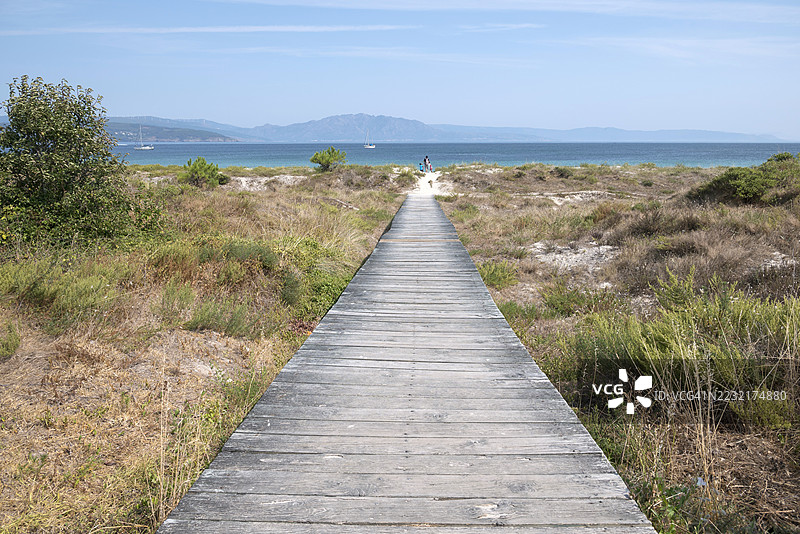 通往西班牙加利西亚芬斯特雷的朗戈斯特拉海滩的木栈道图片素材