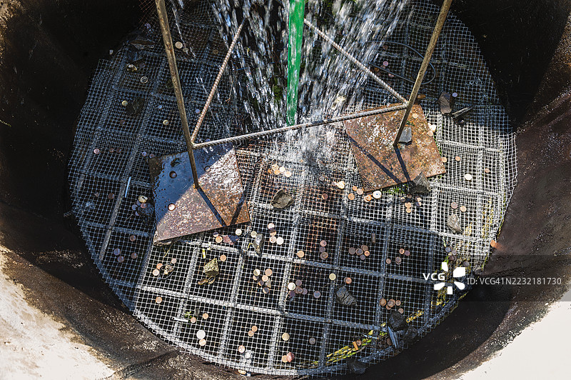 中世纪小镇井中的硬币 - 祈求好运图片素材