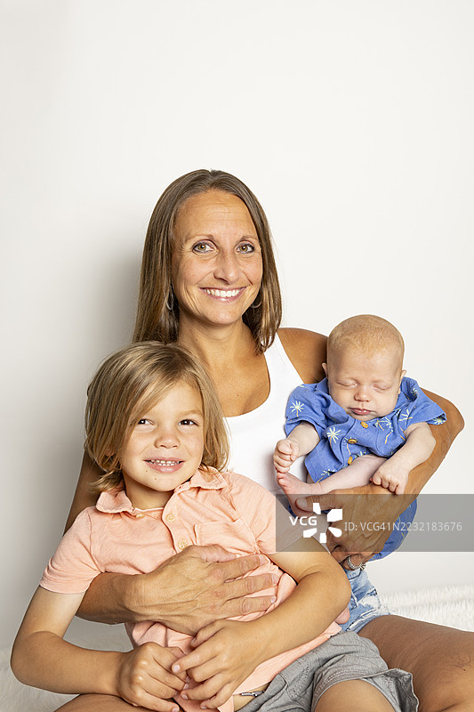 快乐的母亲和她的两个小儿子图片素材