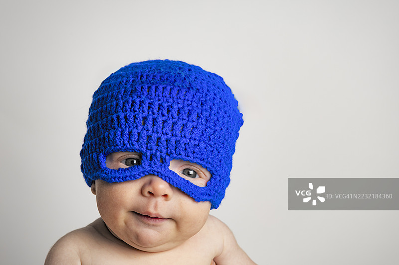 两个月大的白人男婴戴着编织的超级英雄面具图片素材