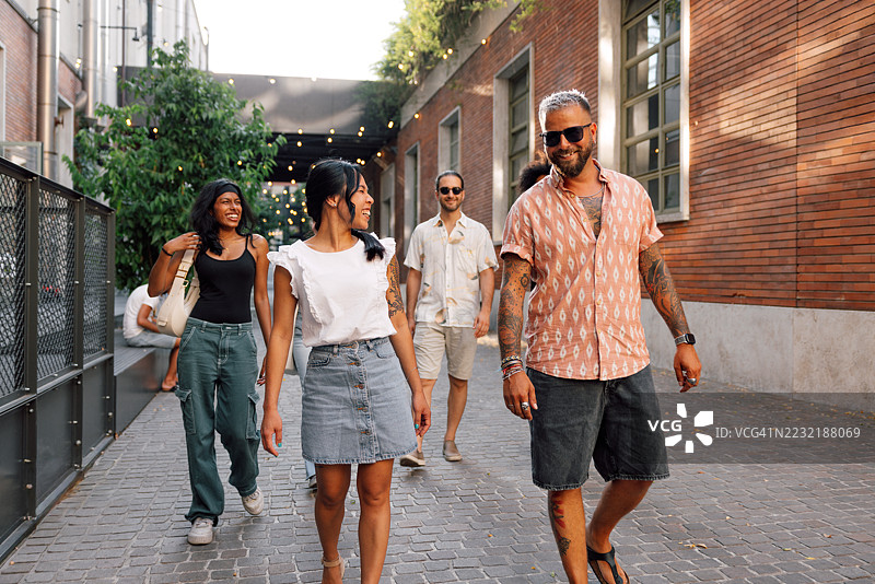 多元化的千禧一代聚会图片素材