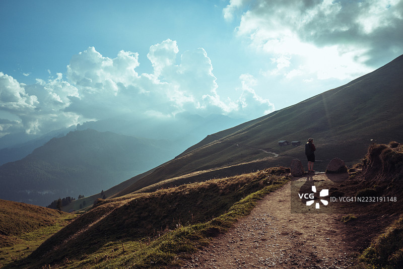 徒步旅行者走向多洛米蒂山脉的塞拉山群图片素材