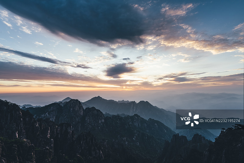 黄山峰顶的晨光，安徽，中国图片素材