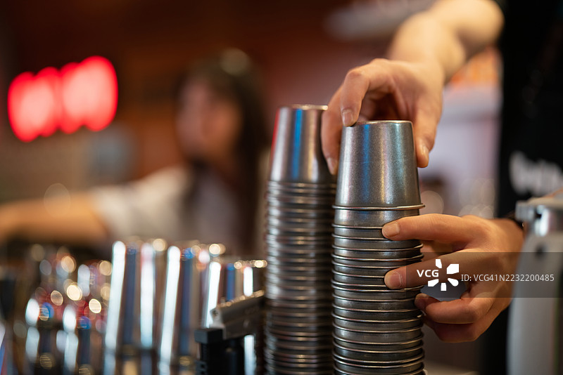 亚洲帅气男士在酒吧工作图片素材