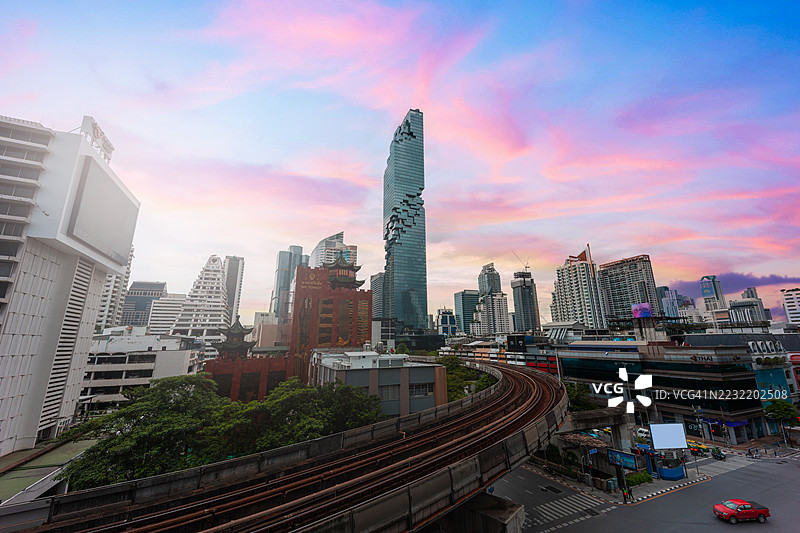 东南亚城市摩天大楼，白天，无遮挡的天空，高视角，国王权力大厦和BTS空铁图片素材