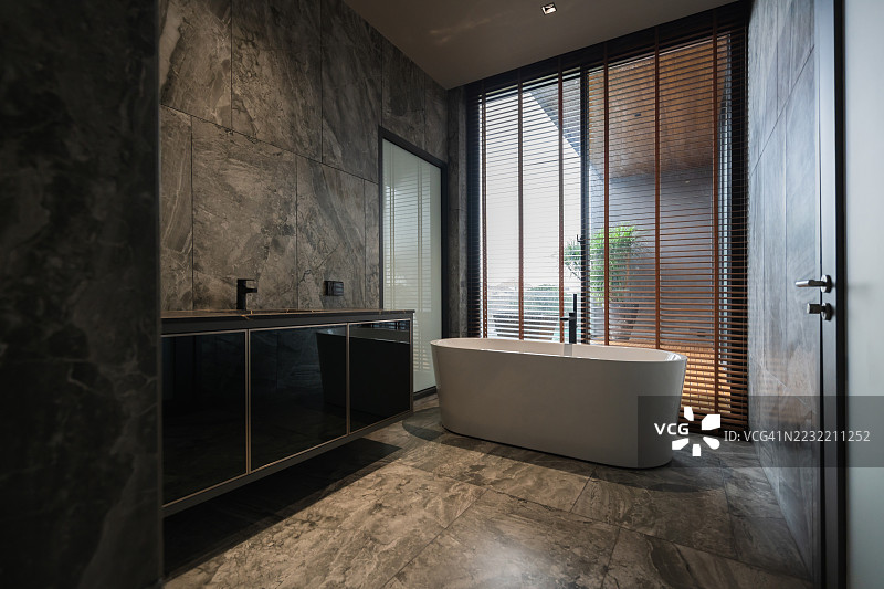 美丽的现代家居室内设计展现了简约的风格，充满自然光和大地色调的材料。可持续的装饰元素展示了生物亲和美学和有机现代主义的原则。图片素材