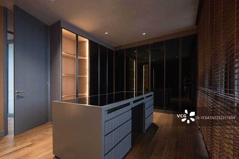 现代步入式衣橱家居室内设计，现代大地色调室内样板房，日光室内设计装饰图片素材