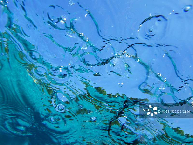 水下视角的雨景图片素材