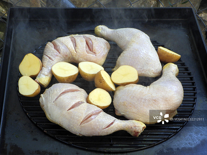 户外烹饪鸡肉图片素材