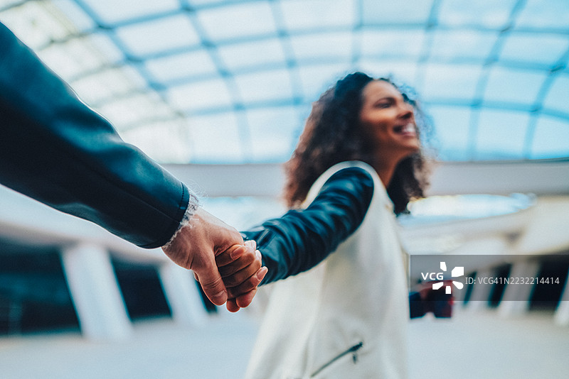 游客们在历史悠久的索非亚市中心手牵手探索图片素材