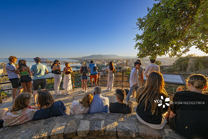 从吉布拉法罗观景台俯瞰马拉加市的日落图片素材