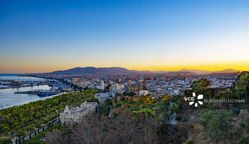 从吉布拉法罗观景台俯瞰马拉加的日落黄昏图片素材