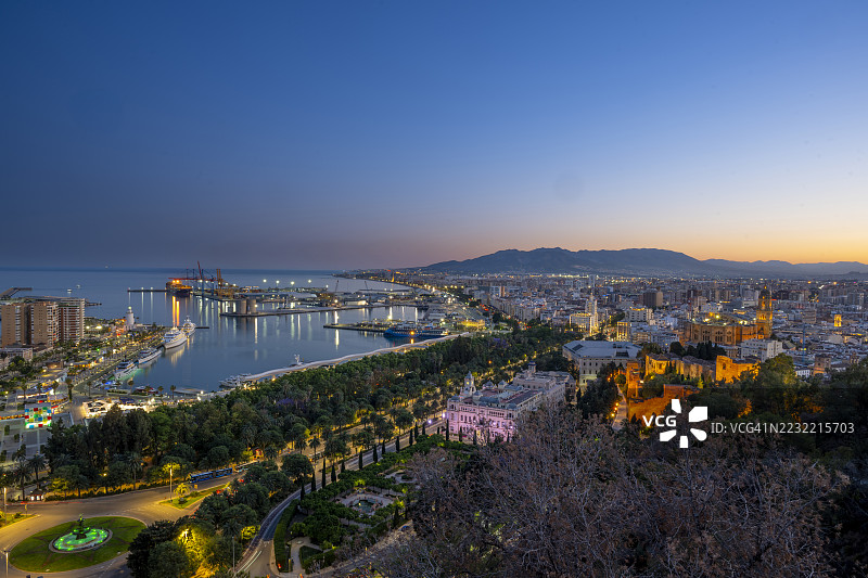 从吉布拉法罗观景台俯瞰马拉加的日落黄昏图片素材