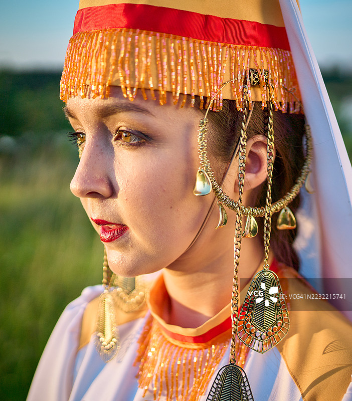 迷人的玛丽年轻女性穿着传统服装，特写肖像图片素材