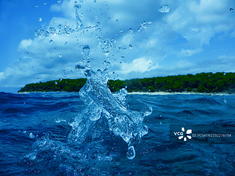 海浪飞溅图片素材