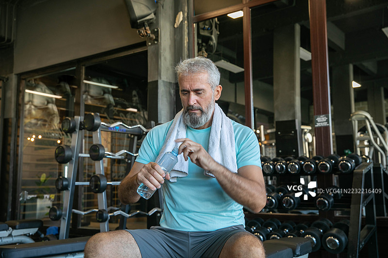 健康的老年男性在健身环境中享受训练课程图片素材
