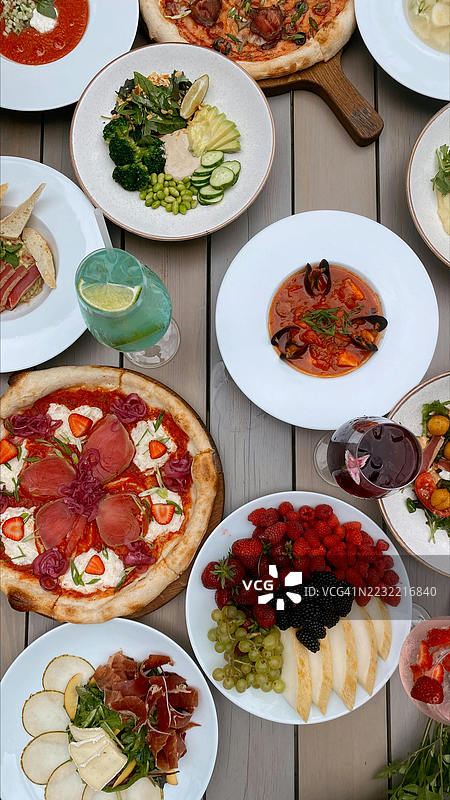 木桌上的各种菜肴和饮品图片素材