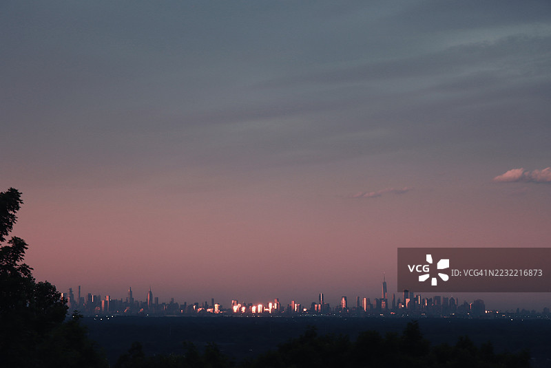 城市天际线的剪影映衬着多彩的日落天空，皮斯卡特维， 美国图片素材