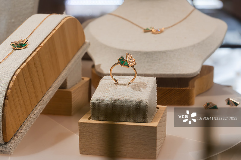 优雅的珠宝展示，配有黄金和翡翠饰品图片素材