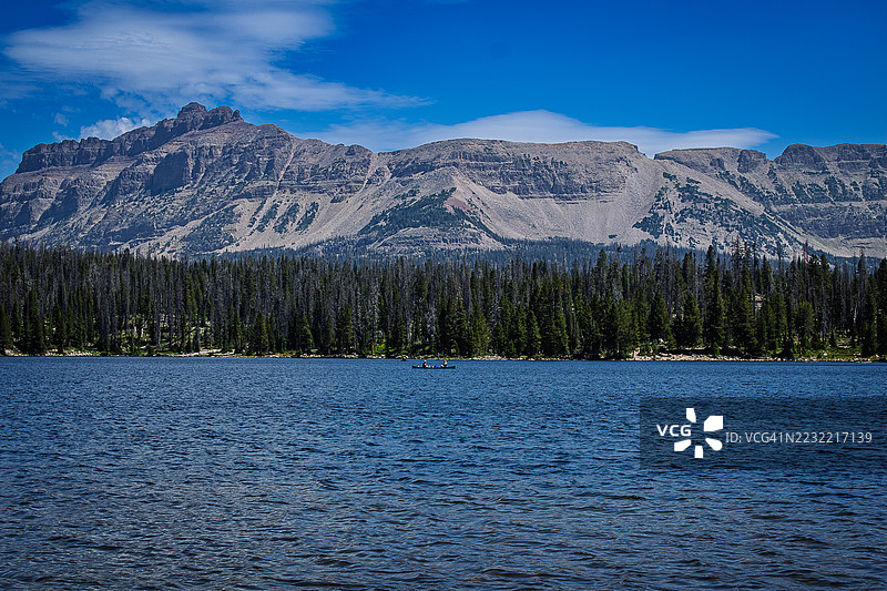 雄伟的山脉俯瞰宁静的湖泊，美国图片素材
