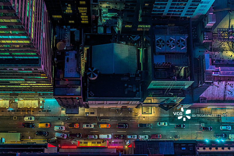 夜晚充满活力的城市建筑和街道鸟瞰图，纽约，美国图片素材