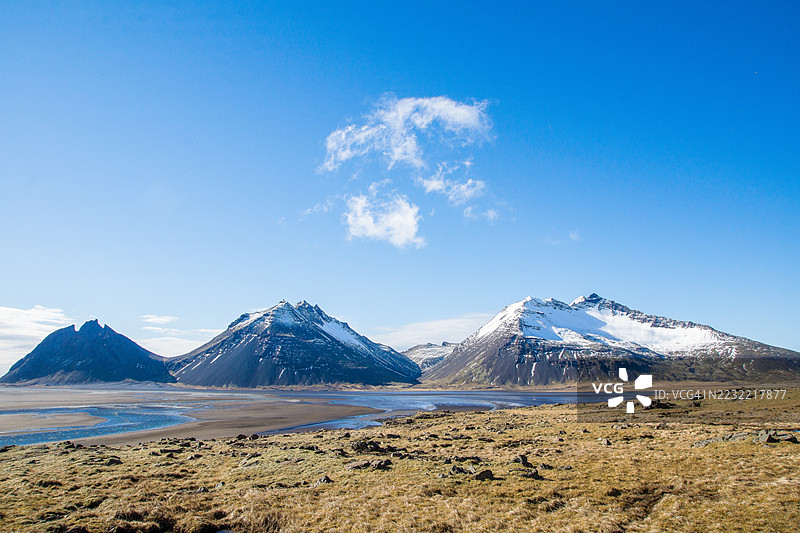 雄伟的雪山在晴朗的蓝天下，冰岛，冰岛图片素材