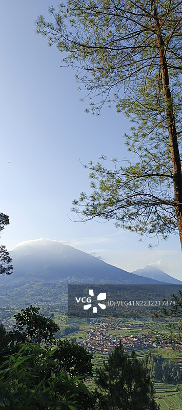 雄伟的山脉风景与湛蓝的天空图片素材