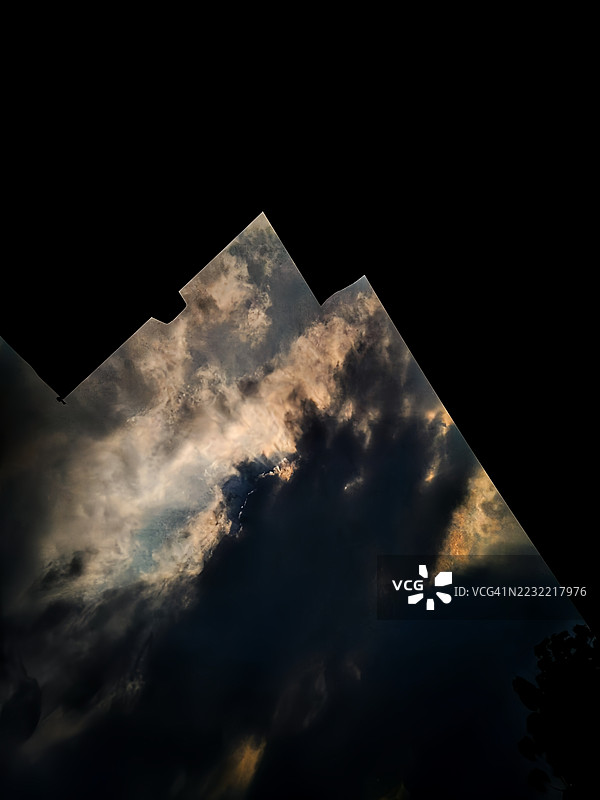 建筑在多云天空下的戏剧性轮廓图片素材