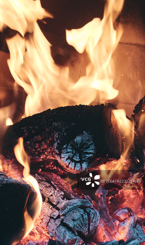 夜晚篝火中燃烧的木柴特写图片素材