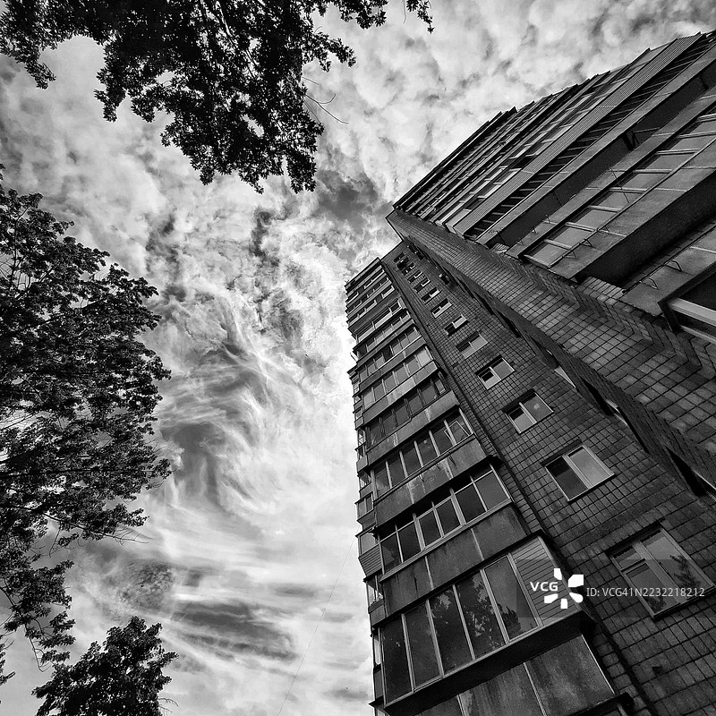 现代建筑在多云天空下的戏剧性低角度视图图片素材