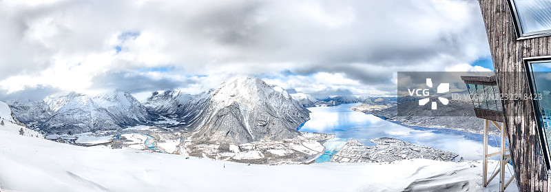 挪威劳马的雪山和湖泊全景，云层覆盖的天空图片素材