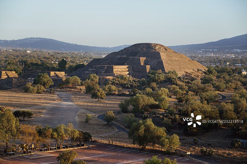 墨西哥特奥蒂瓦坎的太阳金字塔在日落时分图片素材