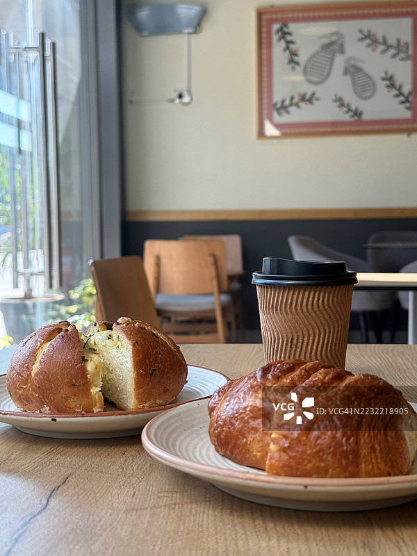 新鲜出炉的糕点和咖啡在咖啡馆桌上图片素材
