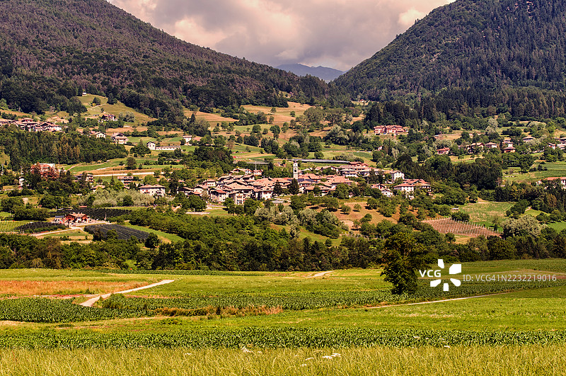 意大利山谷中的如画村庄图片素材