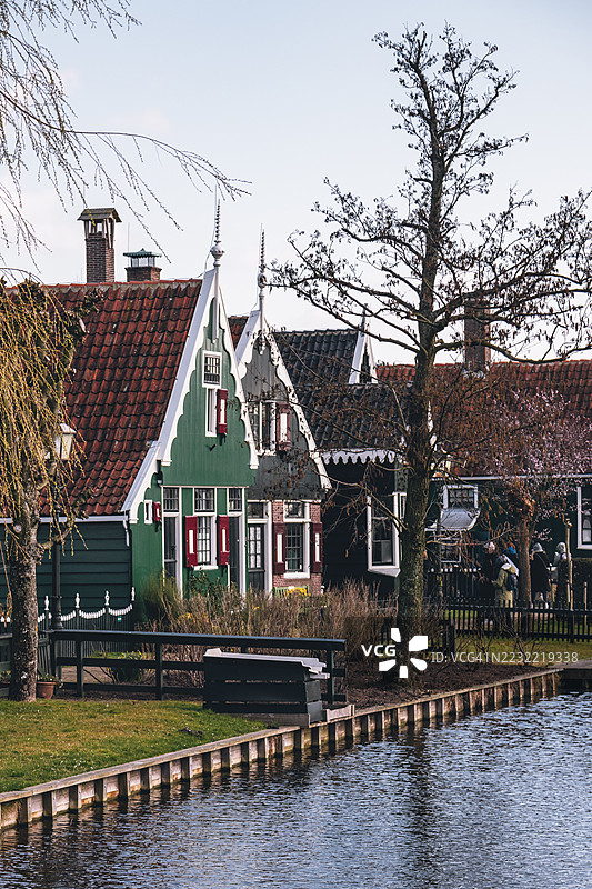 荷兰晴天的运河旁传统荷兰房屋图片素材