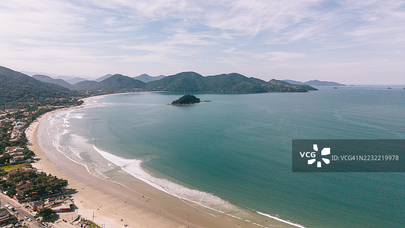 山脉和海滩环绕的风景优美的海湾鸟瞰图图片素材