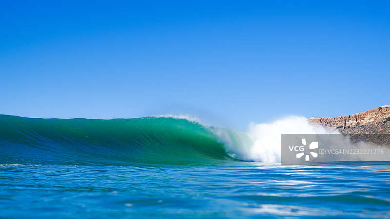 在晴朗蓝天下，摩洛哥壮观的海浪拍打岸边图片素材